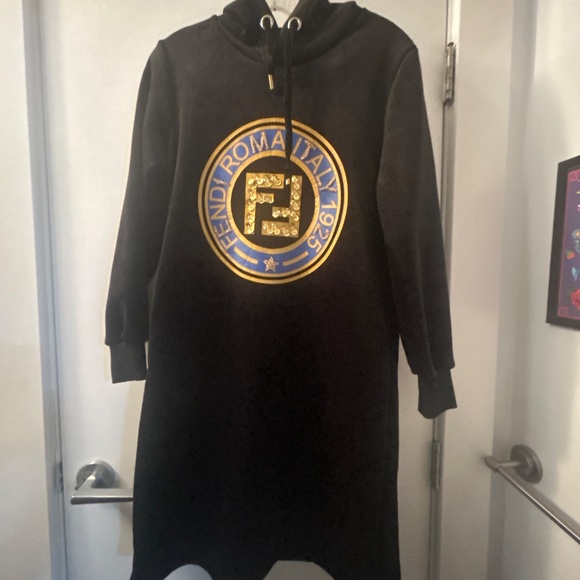 Hooded deess - Picture 2 of 7